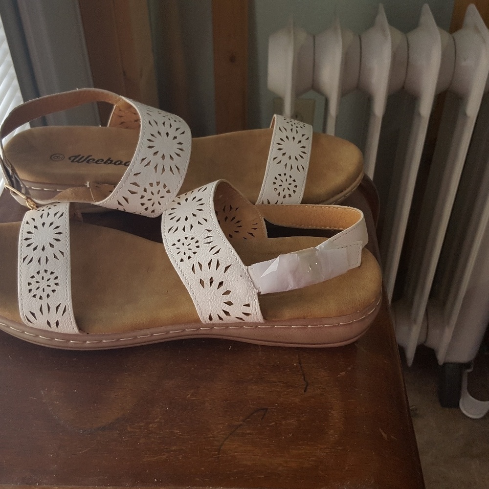 Adorable white sandals! 9 never been worn!!!